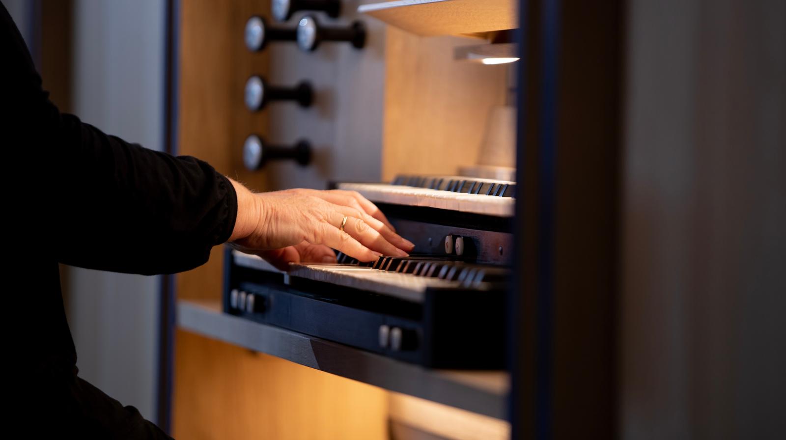 Kirkemusiker ved orgelet. Foto: Bo Mathisen/Den norske kirke